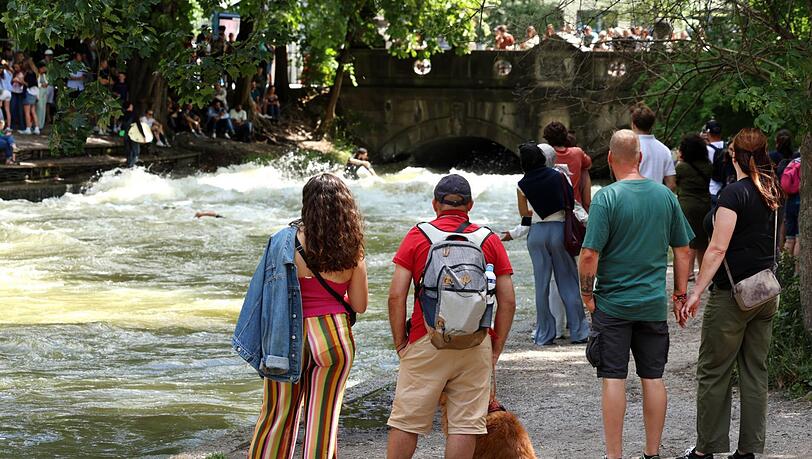 Hauptattraktion für Touristen: die Surfer am Eisbach. Hauptattraktion für Touristen: die Surfer am Eisbach.