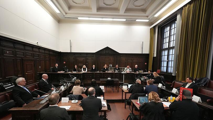 Der 33. Prozesstag begann mit scharfer Kritik der Verteidigung am Verlauf des Verfahrens.