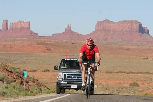 Ein Fahrer aus dem Hubert-Schwarz-Team unterwegs im Monument-Valley, das Schauplatz vieler Hollywood-Western war.