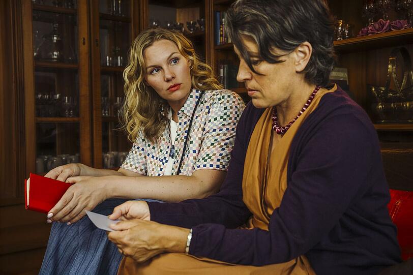 Emmy Rathgeber (Rosalie Thomass) spürt, dass Frau Schaller (Jule Gartzke), die Mutter des toten Elias, ihr und Felix gerne etwas sagen würde, was sie vor ihrem Mann nicht sagen kann. Emmy Rathgeber (Rosalie Thomass) spürt, dass Frau Schaller (Jule Gartzke), die Mutter des toten Elias, ihr und Felix gerne etwas sagen würde, was sie vor ihrem Mann nicht sagen kann.