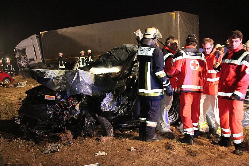 Zwei Tote und mehrere Schwerverletzte bei Verkehrsunfall nahe Ampfing &ndash; Voll besetztes Auto raste in entgegenkommenden Lkw. Die Bilder vom schrecklichen Crash.