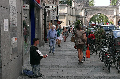 Bettler-Mafia in der Sendlinger Straße: Der erste Mann wartet gleich 100 Meter nach dem Sendlinger Tor.
