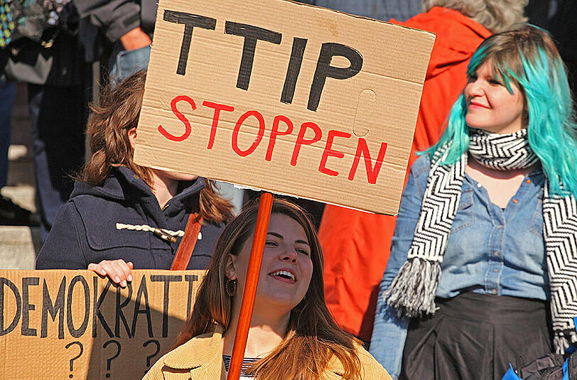 Bilder von der TTIP-Demo in Berlin. Laut Polizei nahmen rund hunderttausend Menschen am Protestmarsch durch die Hauptstadt teil.