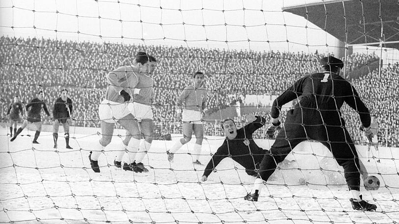 8. Januar 1966: Dieter Brenninger (im Bild hinten), Rainer Ohlhauser und Rudolf Nafziger treffen dür den FC Bayern. Kurios: Gerd Müller spielt noch im Mittelfeld.