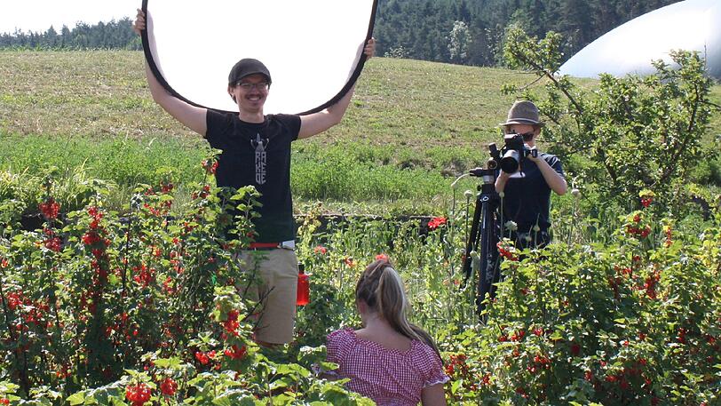 Das Motto des Kalenders 2018 ist "24h backstage" und soll einen Tag im Leben einer modernen bayrischen Landwirtin darstellen.
