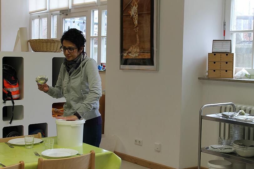 Karin Genc kümmert sich in der Mittagsbetreuung um die Kinder.
