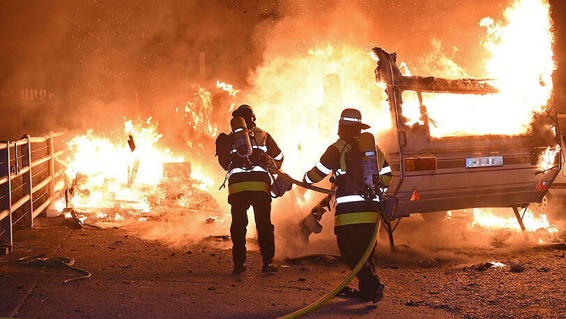 Bei einem Brand in der Münchener Zenettistraße brannten zwei Wohnmobile völlig aus.