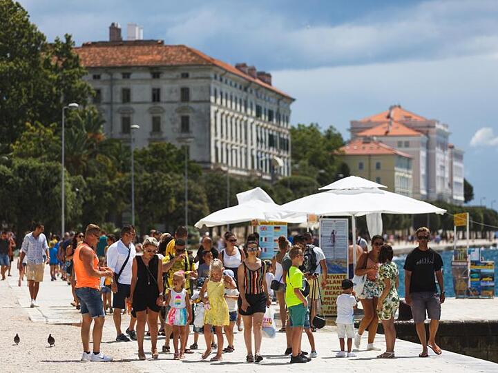 Touristen an der Uferpromenade von Zadar.