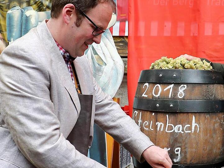 Florian Janik (SPD), Oberbürgermeister von Erlangen, eröffnet per Fassbieranstich die Bergkirchweih. Foto: Daniel Karmann/Archivbild