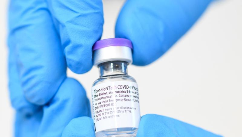 Ein Fläschchen mit dem Impfstoff von Biontech/Pfizer wird gezeigt.