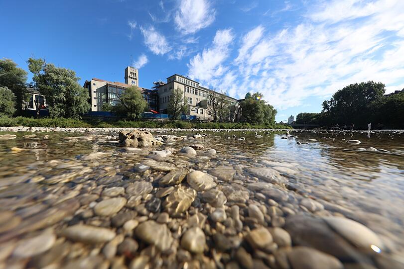 Klares Wasser, großer Sammlungsbau: das Deutsche Museum.