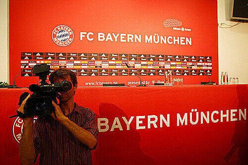 Nur drei Minuten wollte Jürgen Klinsmann den Fotografen zugestehen, daraufhin verließen sie geschlossen den Raum.