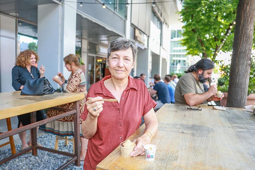Christa (60) muss sich gut überlegen, wann sie sich Eis und Espresso gönnt. Doch: "Das ist es wert."