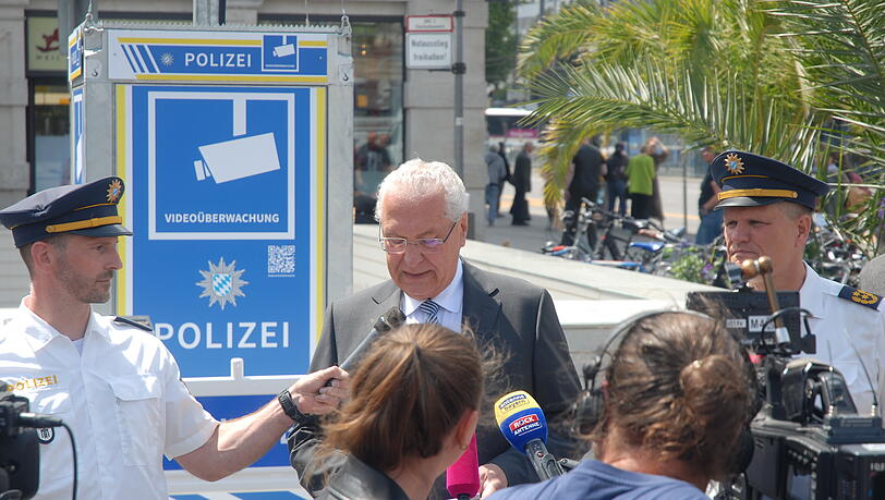 Innenminister Joachim Herrmann wirkt überzeugt von der neuen Kamera-Technologie. Innenminister Joachim Herrmann wirkt überzeugt von der neuen Kamera-Technologie.