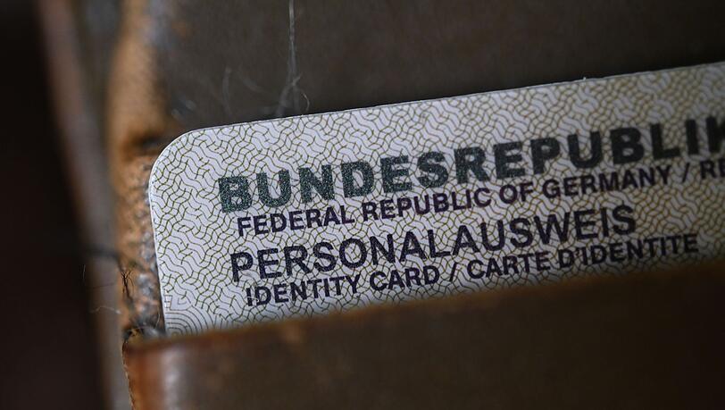 Ein Dokument f&uuml;hrt die Ermittler zu einem jungen Mann. (Symbolbild)