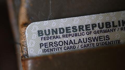 Ein Dokument f&uuml;hrt die Ermittler zu einem jungen Mann. (Symbolbild)