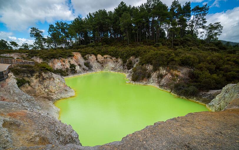 Nein, auch hier wurde nicht durch Bildbearbeitung nachgeholfen: In Neuseeland ist das Devil's Bath, was übersetzt "Teufelsbad" bedeutet, zu finden. Den Namen verdankt der See seiner giftgrünen Farbe, die durch Schwefelvorkommen hervorgerufen wird. Nein, auch hier wurde nicht durch Bildbearbeitung nachgeholfen: In Neuseeland ist das Devil's Bath, was übersetzt "Teufelsbad" bedeutet, zu finden. Den Namen verdankt der See seiner giftgrünen Farbe, die durch Schwefelvorkommen hervorgerufen wird.