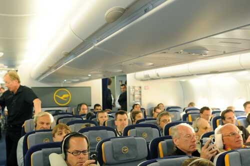 Er hat's dann doch nich geschafft - Patrick Strasser im LH-Flieger links sitzend.
