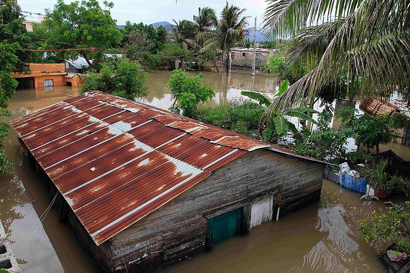 Die Wassermassen können nicht abfließen: Ein Haus in San Cristobal ist komplett überflutet, die Bewohner wurden evakuiert.