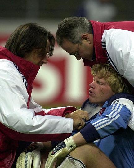 ... Oliver Kahn. Der Kult-Arzt behandelte Sie alle. Mal mit kleineren Wehwehchen per Eisspray.