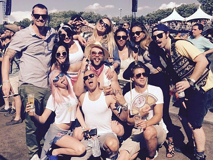 Cara Delevingne (unten links) hat in den Farbtopf gegriffen