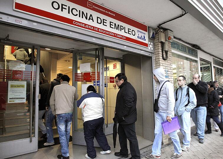 Arbeitssuchende stehen in Madrid an.