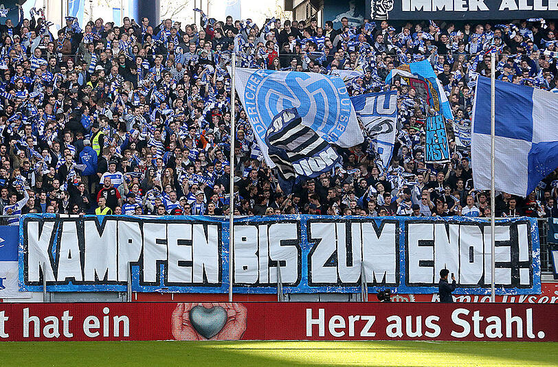 Die Duisburger Fans feiern ihre Mannschaft: Beim 2:1-Sieg des MSV gegen den TSV 1860 zeigebn sie ein Banner mit der Aufschrift "Kämpfen bis zum Ende!"