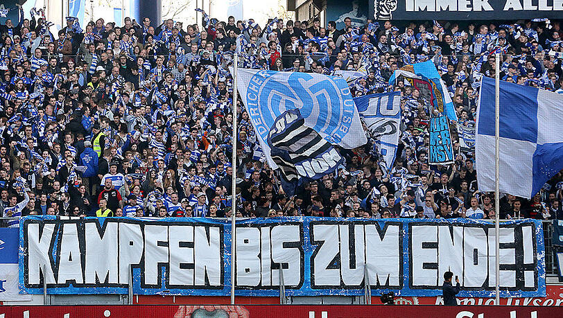 Die Duisburger Fans feiern ihre Mannschaft: Beim 2:1-Sieg des MSV gegen den TSV 1860 zeigebn sie ein Banner mit der Aufschrift "Kämpfen bis zum Ende!" Die Duisburger Fans feiern ihre Mannschaft: Beim 2:1-Sieg des MSV gegen den TSV 1860 zeigebn sie ein Banner mit der Aufschrift "Kämpfen bis zum Ende!"