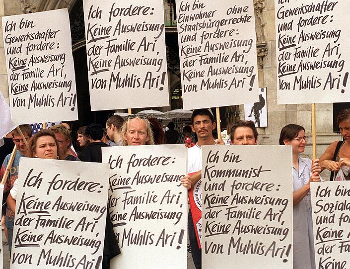 "Keine Ausweisung von Muhlis Ari", steht auf den Plakaten. Ohne Erfolg. Türkische Beamten...