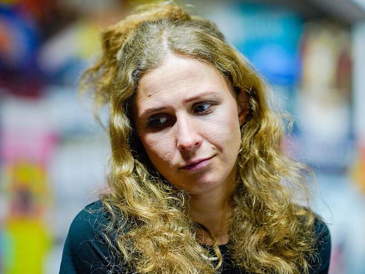 Die Aktionskünstlerin Maria Aljochina von der russischen Punkband Pussy Riot wirft dem Inlandsgeheimdienst FSB vor, einen unsichtbaren Krieg gegen das eigene Volk zu führen.