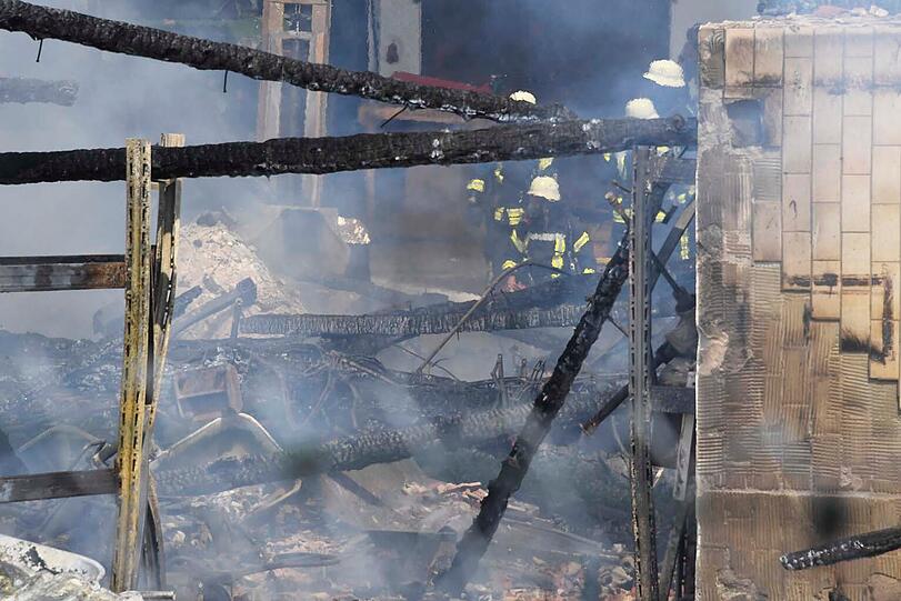 Ein aufgrund der starken Rauchentwicklung kilometerweit sichtbares Großfeuer auf einem Bauernhof in Freising hat zur teilweisen Einstellung des Flugverkehrs am Münchner Flughafen geführt.