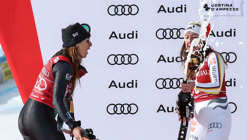 Sofia Goggoa (l) und Kira Weidle feiern ihre Erfolge beim Weltcup in Cortina d'Ampezzo.
