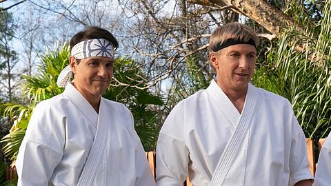 Wohin geht die Reise von Daniel LaRusso (Ralph Macchio, l.) und Johnny Lawrence (William Zabka) in der letzten Staffel von "Cobra Kai"?