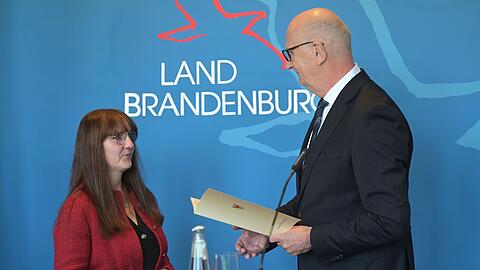 Sie hat ihren Rücktritt erklärt: Brandenburgs Innenminiserin Katrin Lange (SPD) bekommt aus den Händen von Ministerpräsident Dietmar Woidke die Entlassungsurkunde.