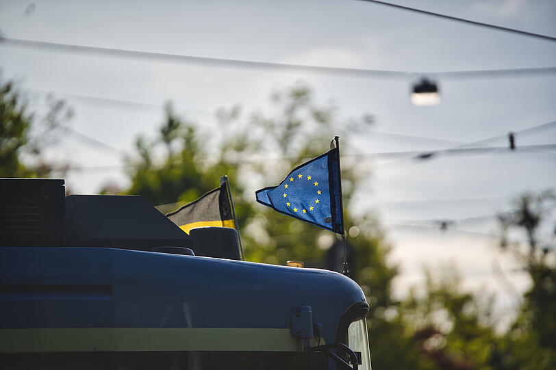 Eine Europafahne zum Europa-Mai 2021 schmückt eine Tram. Eine Europafahne zum Europa-Mai 2021 schmückt eine Tram.