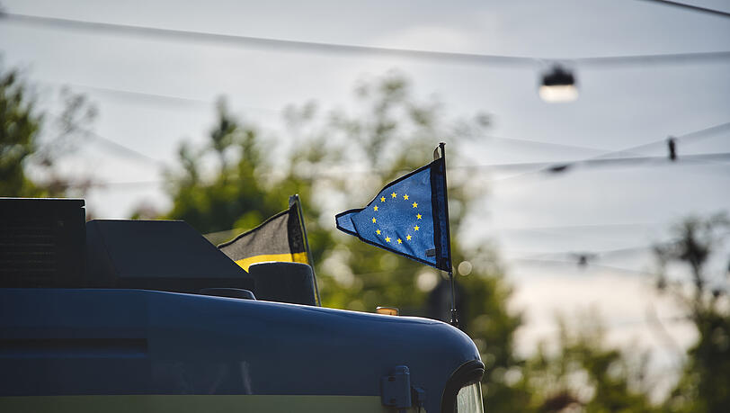 Eine Europafahne zum Europa-Mai 2021 schmückt eine Tram. Eine Europafahne zum Europa-Mai 2021 schmückt eine Tram.