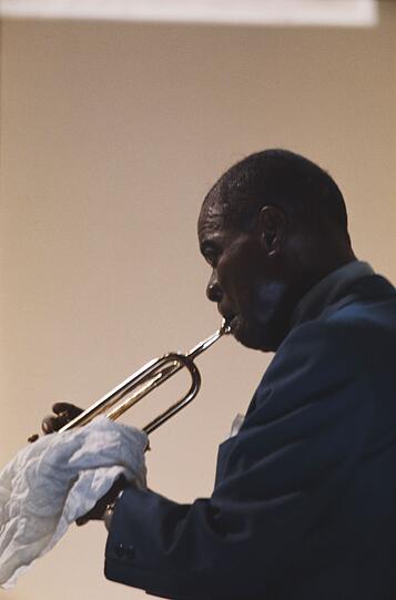 Louis Armstrong wuchs in New Orleans auf. Übrigens: Seinen Vornamen spricht man englisch aus, also mit einem "s" am Ende. Louis Armstrong wuchs in New Orleans auf. Übrigens: Seinen Vornamen spricht man englisch aus, also mit einem "s" am Ende.