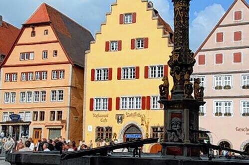 Mitten im historischen Rothenburg: Im Haus des Nachwächters (links) lebte der Berliner Rapper für eine kurze Zeit.