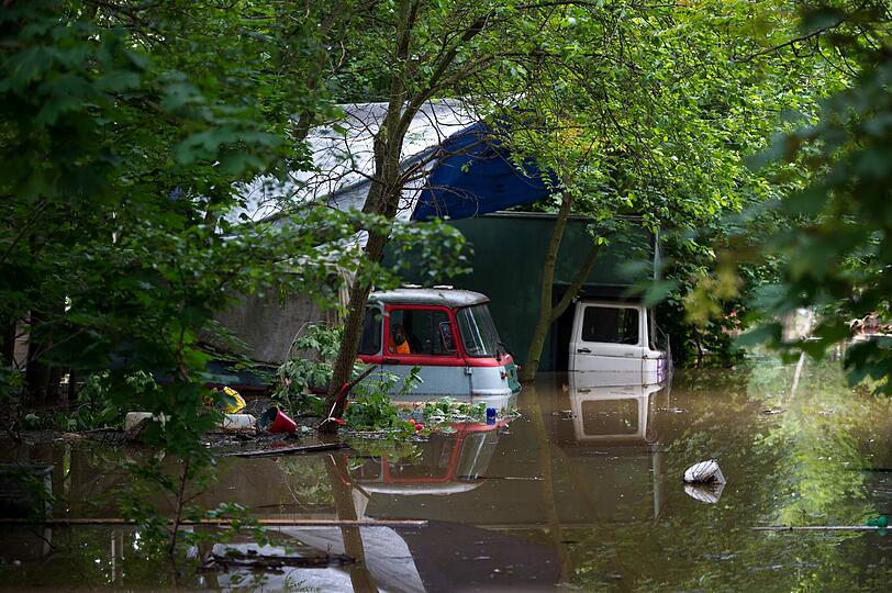 Autos unter Wasser in Dresden.
