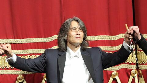 Kent Nagano beim Schlussapplaus nach "Parsifal".