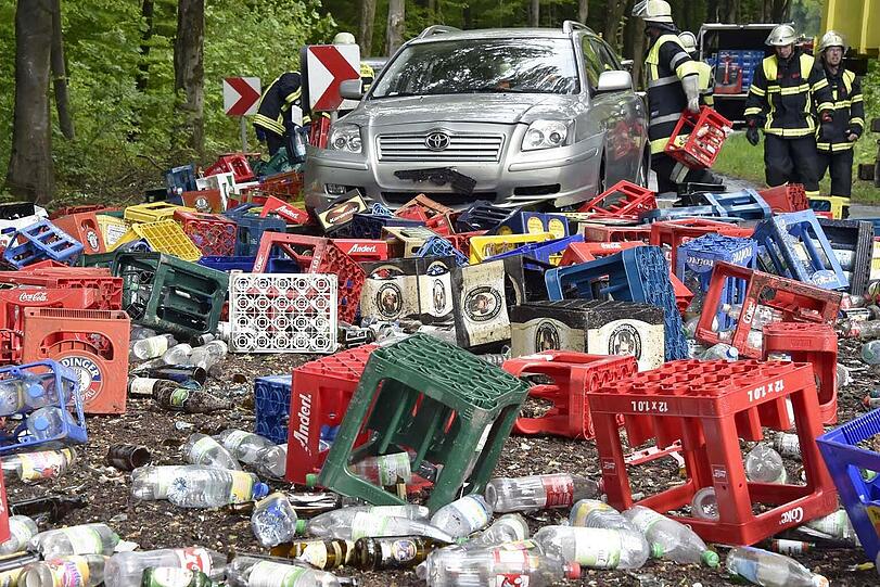 Unfall bei Glonn im Landkreis Ebersberg. Getränkelaster verliert Teil der Ladung
