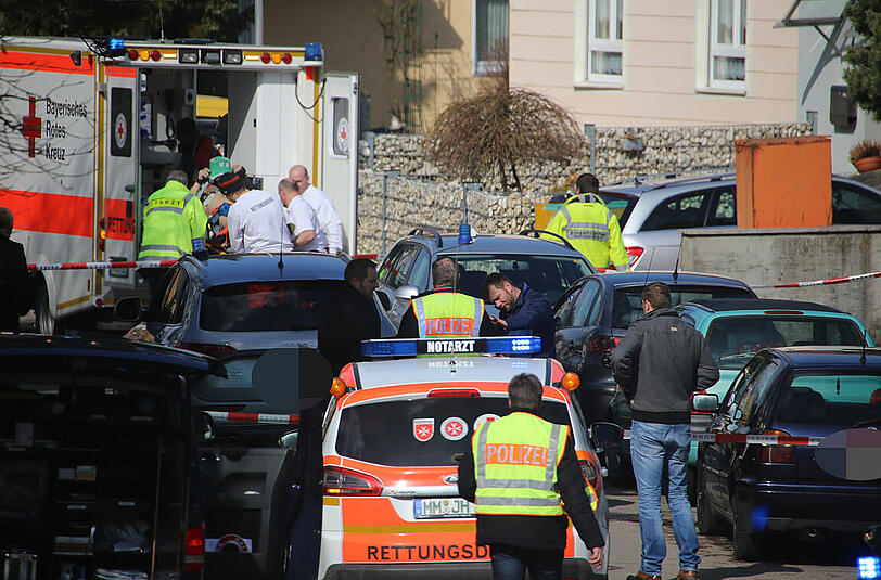 Sanitäter verladen in Memmingen (Bayern) einen Mann in einen Krankenwagen.