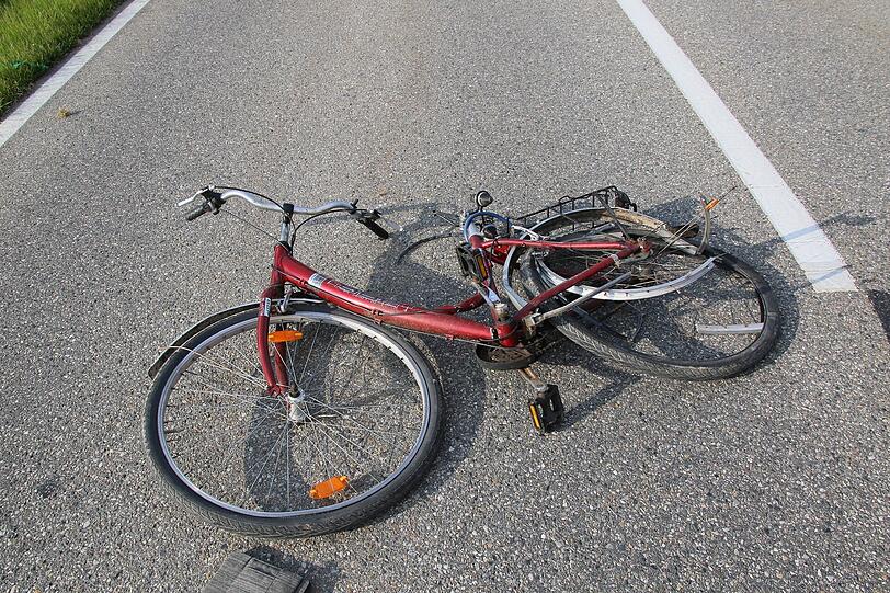 Tödlicher Unfall im Landkreis Mühldorf. Ein Pkw kollidiert an einer Kreuzung mit einem Radfahrer. Der Radfahrer verstarb noch am Unfallort.
