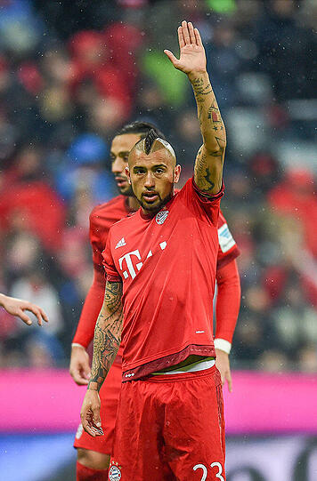 Arturo Vidal, Note 2: Feuriger Auftritt des Chilenen: Verlangte Karius mit einer Direktabnahme nach Ribéry-Pass alles ab (13.). Ordnete das Spiel mit klugen Pässen, grätschte, fluchte. Bester Bayer.