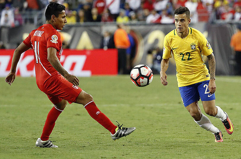 Der Brasilianer Philippe Coutinho im Duell mit Perus Torschützen Raul Ruidiaz (links).