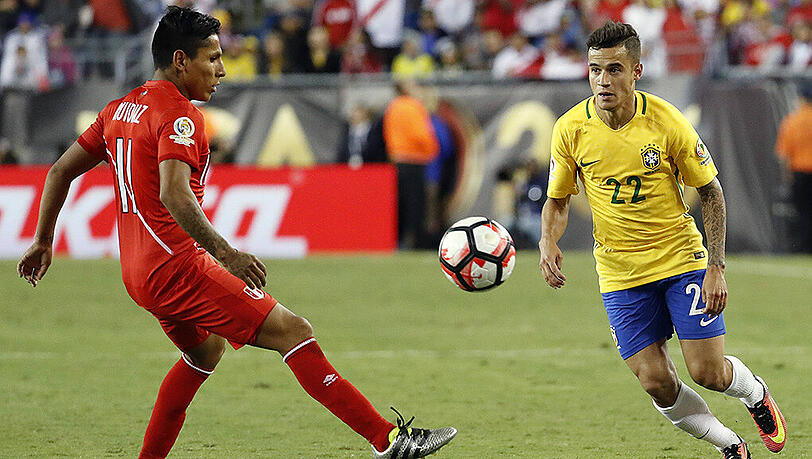 Der Brasilianer Philippe Coutinho im Duell mit Perus Torschützen Raul Ruidiaz (links). Der Brasilianer Philippe Coutinho im Duell mit Perus Torschützen Raul Ruidiaz (links).