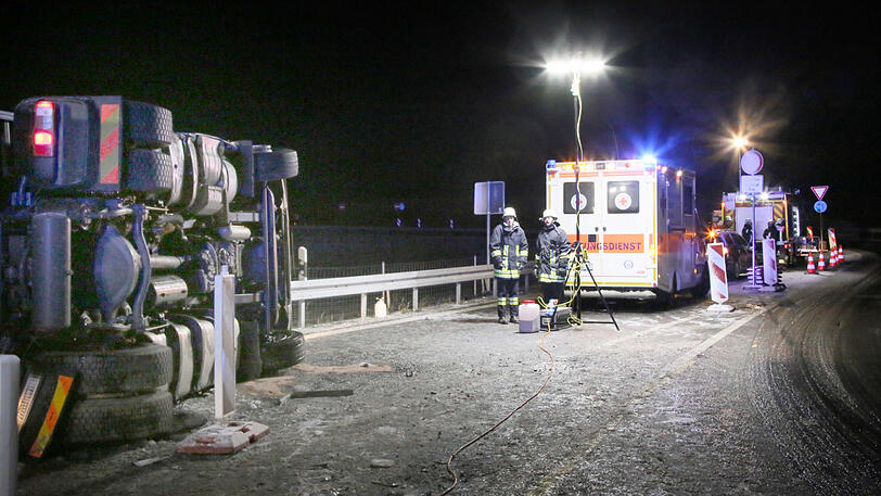 Bilder vom Bergungseinsatz auf der B12: Als der Lkw auf die A94 auffahren wollte, kippte er um.