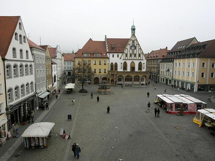 Blick über den Marktplatz und auf das Rathaus in Amberg. Vier Flüchtlinge hatten in der Stadt wahllos Passanten geschlagen.