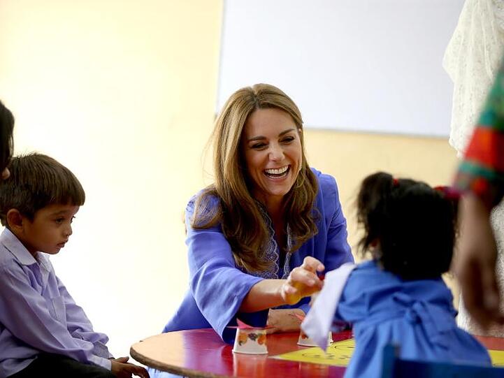 Herzogin Kate scherzt mit Kindern in einer staatlich geführten Schule im Zentrum von Islamabad.