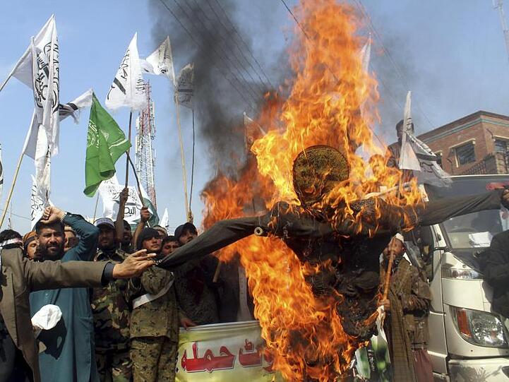 Auf einer anti-indischen Demonstration verbrennen Pakistaner ein Abbild des indischen Premierministers Modi.